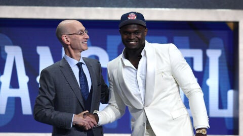 Adam Silver da la mano a Zion Williamson