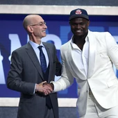 Adam Silver da la mano a Zion Williamson Adam Silver da la mano a Zion Williamson