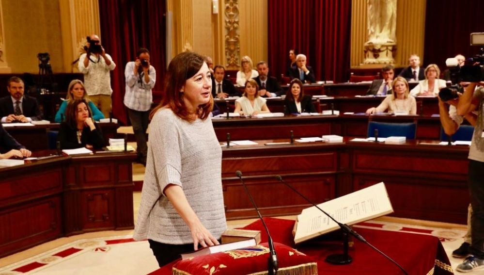 Francina Armengol, prometiendo su cargo como Diputada del Parlament balear. 