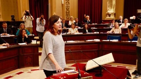 Francina Armengol, prometiendo su cargo como Diputada del Parlament balear. 