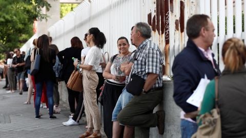 Decenas de profesores esperan este s&aacute;bado a las puertas del IES Juan Bautista de Madrid