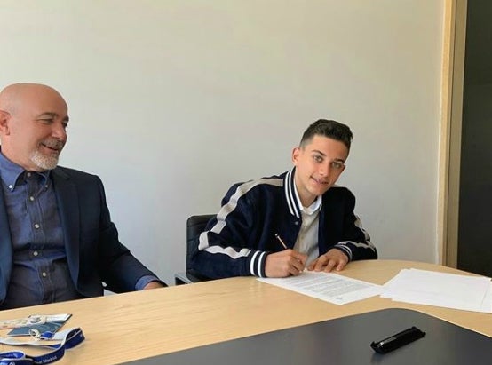 El hijo de José Antonio Reyes ya posa con la camiseta del Real Madrid El hijo de José Antonio Reyes ya posa con la camiseta del Real Madrid
