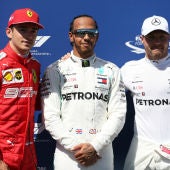 Lewis Hamilton, con Bottas y Leclerc