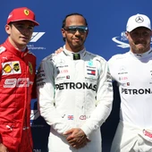 Lewis Hamilton, con Bottas y Leclerc Lewis Hamilton, con Bottas y Leclerc