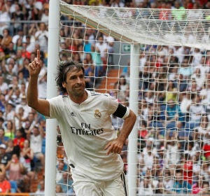 Raúl González celebra un gol Raúl González celebra un gol