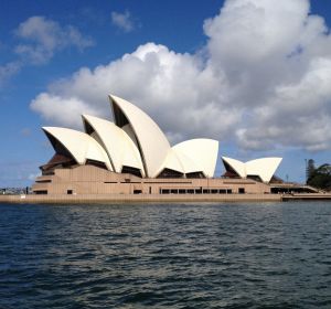 Para llegar a Sidney tendrás que soportar un vuelo largo... Para llegar a Sidney tendrás que soportar un vuelo largo...