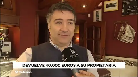 El dueño de un bar devuelve los 40.000 euros que se dejó una anciana en su establecimiento El dueño de un bar devuelve los 40.000 euros que se dejó una anciana en su establecimiento