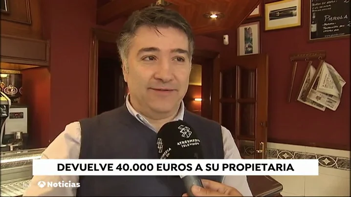 El dueño de un bar devuelve los 40.000 euros que se dejó una anciana en su establecimiento El dueño de un bar devuelve los 40.000 euros que se dejó una anciana en su establecimiento