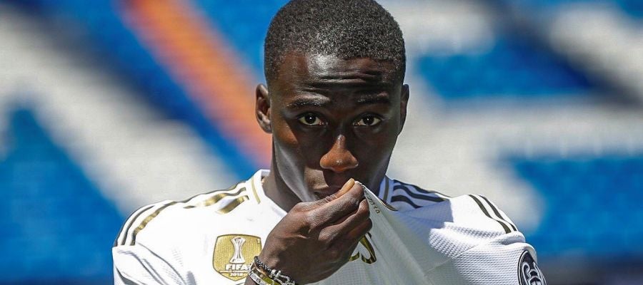 Ferland Mendy se besa el escudo del Real Madrid Ferland Mendy se besa el escudo del Real Madrid