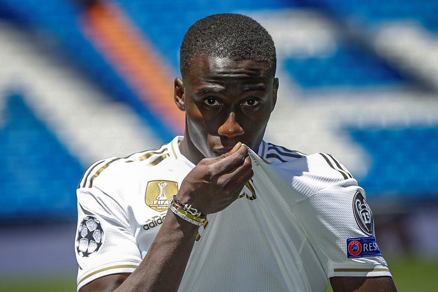 Ferland Mendy la lía y le da a 'Me Gusta' a un tuit ofensivo contra Lucas Vázquez Ferland Mendy la lía y le da a 'Me Gusta' a un tuit ofensivo contra Lucas Vázquez