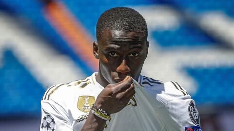 Ferland Mendy se besa el escudo del Real Madrid