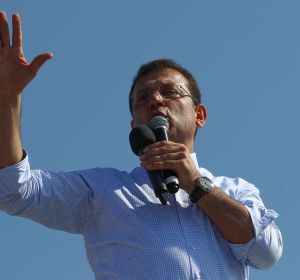 El candidato del Partido Popular Republicano CHP para el alcalde de Estambul, Ekrem Imamoglu, habla durante su campaña electoral en Estambul, Turquía. El candidato del Partido Popular Republicano CHP para el alcalde de Estambul, Ekrem Imamoglu, habla durante su campaña electoral en Estambul, Turquía.