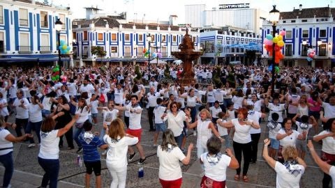 M&aacute;s de 800 personas bailaron la jota manchega en Valdepe&ntilde;as