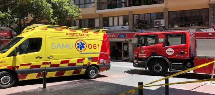 Una ambulancia del 061 y un camión de Bomberos de Palma Una ambulancia del 061 y un camión de Bomberos de Palma