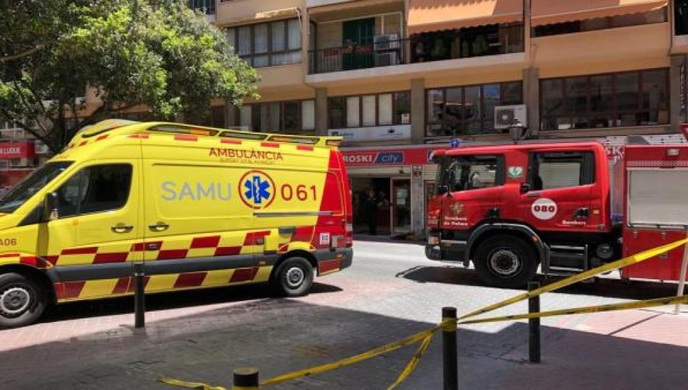 Una ambulancia del 061 y un camión de Bomberos de Palma