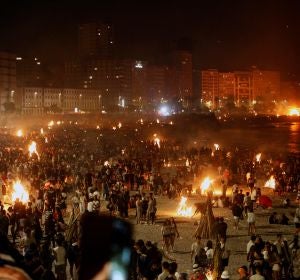 Miles de personas se reunieron en torno a las hogueras que iluminaron las playas de A Coruña Miles de personas se reunieron en torno a las hogueras que iluminaron las playas de A Coruña