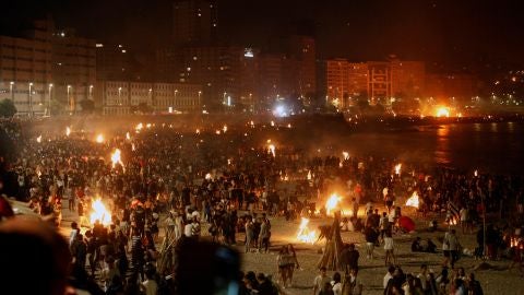 Miles de personas se reunieron en torno a las hogueras que iluminaron las playas de A Coru&ntilde;a 