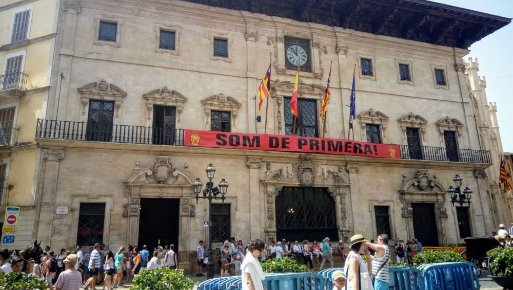 "Som de primera", pancarta en la fachada del Ajuntament de Palma para celebrar el ascenso del Mallorca