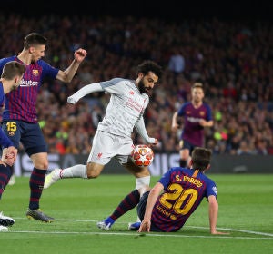 Salah intenta regatear a los jugadores del Barça Salah intenta regatear a los jugadores del Barça