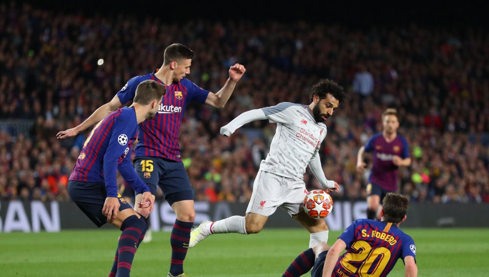 Salah intenta regatear a los jugadores del Barça