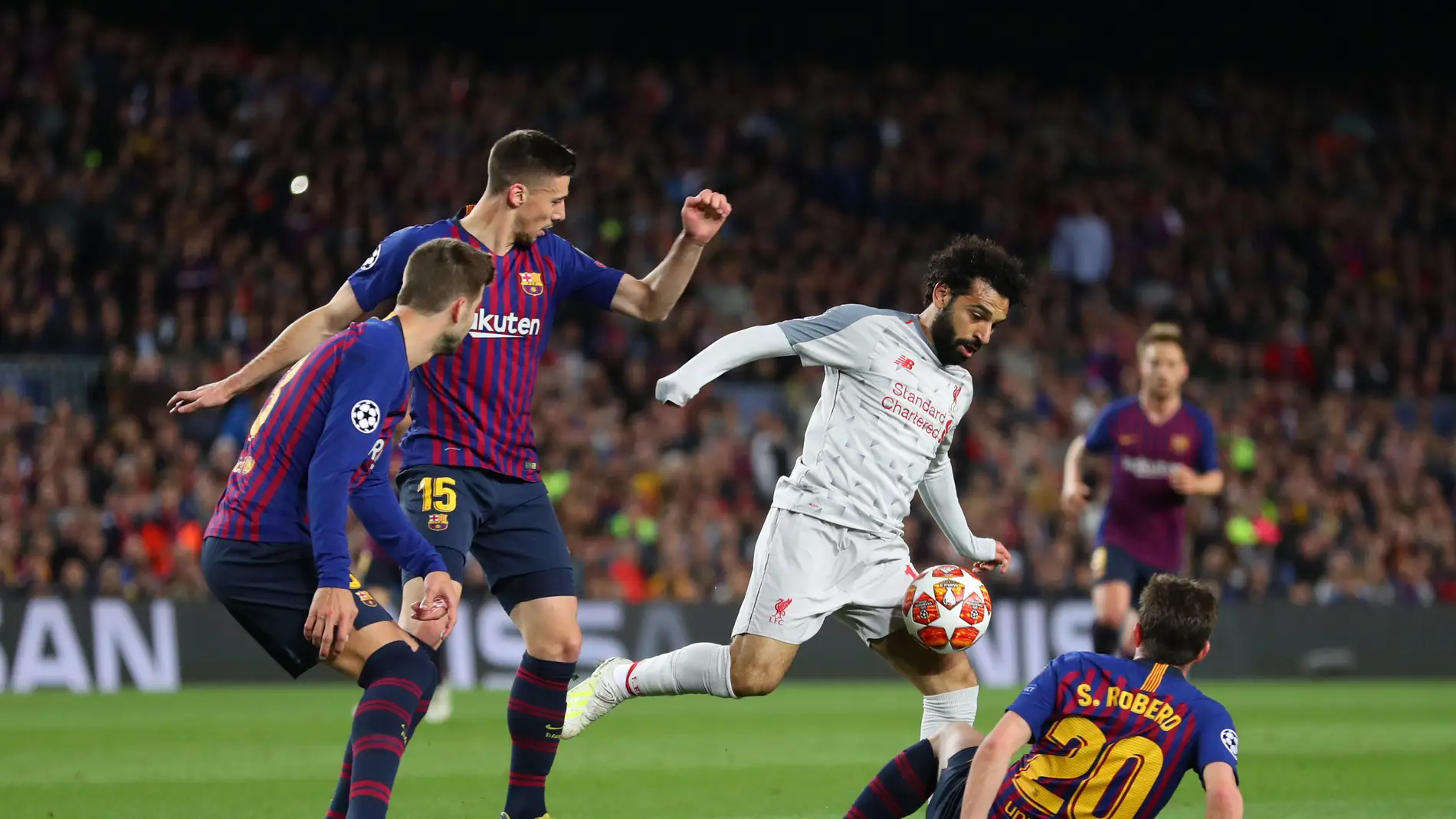 Salah intenta regatear a los jugadores del Barça