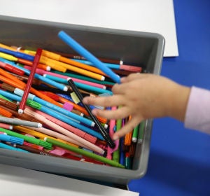 Niños pintando en un colegio Niños pintando en un colegio