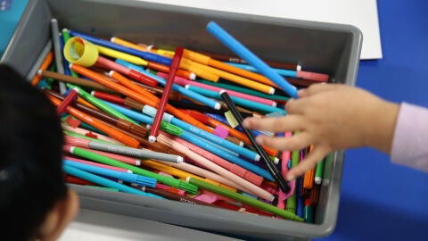 Ni&ntilde;os pintando en un colegio