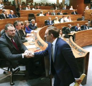 El diputado de Ciudadanos, Juan Vázquez (d), y el candidato socialista a la Presidencia del Principado, Adrián Barbón El diputado de Ciudadanos, Juan Vázquez (d), y el candidato socialista a la Presidencia del Principado, Adrián Barbón