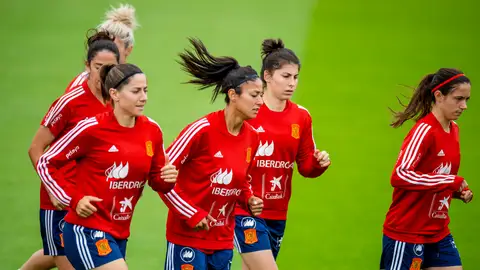 Las jugadoras de España se ejercitan en un entrenamiento de España Las jugadoras de España se ejercitan en un entrenamiento de España