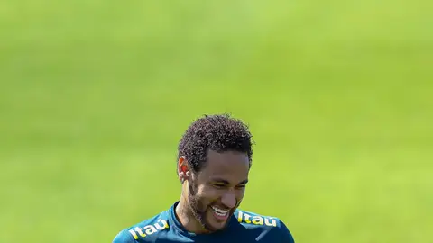 Neymar, sonriente durante un entrenamiento Neymar, sonriente durante un entrenamiento
