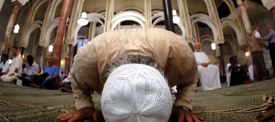Musulmanes rezan en una mezquita Musulmanes rezan en una mezquita