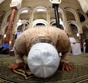 Musulmanes rezan en una mezquita Musulmanes rezan en una mezquita