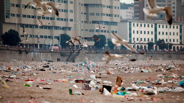 Toneladas de basura en las playas de La CoruÃ±a
