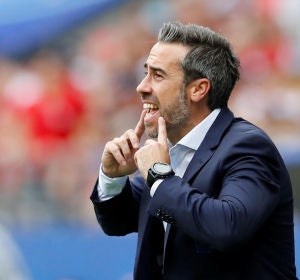 Jorge Vilda da indicaciones durante el partido contra Estados Unidos Jorge Vilda da indicaciones durante el partido contra Estados Unidos