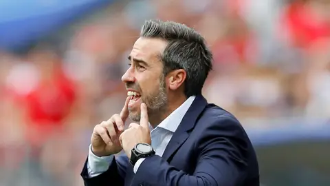 Jorge Vilda da indicaciones durante el partido contra Estados Unidos Jorge Vilda da indicaciones durante el partido contra Estados Unidos