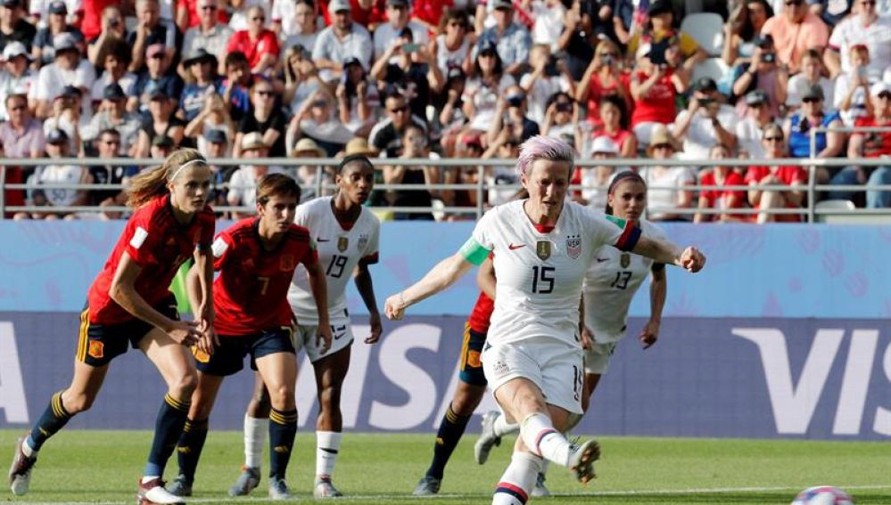 Estados Unidos marca de penalti ante la Selección Española en el Mundial Femenino