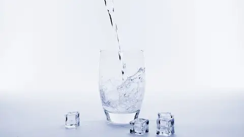 Imagen de archivo de un vaso de agua fría. Imagen de archivo de un vaso de agua fría.