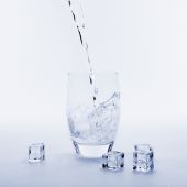 Imagen de archivo de un vaso de agua fría.