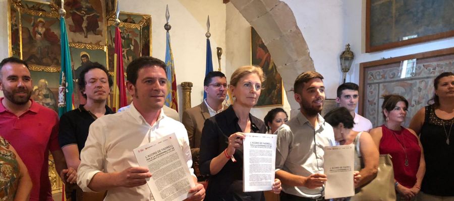 PSOE, Compromís y Unides Podem firman el acuerdo de gobierno. PSOE, Compromís y Unides Podem firman el acuerdo de gobierno.