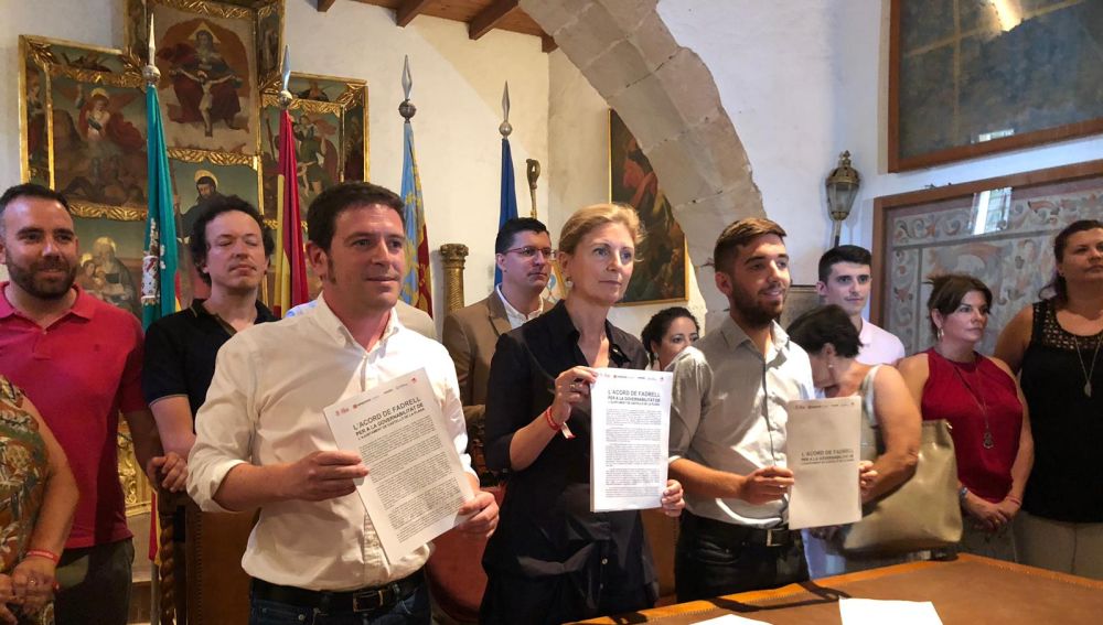 PSOE, Compromís y Unides Podem firman el acuerdo de gobierno. 