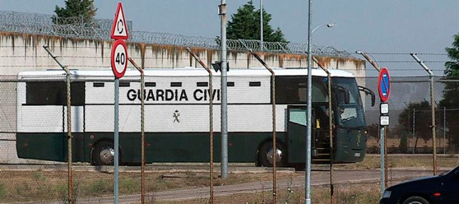 Los presos del "procés" salen de Valdemoro y dormirán en Zuera (Zaragoza) Los presos del "procés" salen de Valdemoro y dormirán en Zuera (Zaragoza)