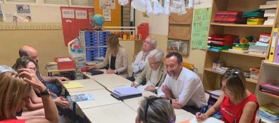 Reunión en el colegio La Paz de Torrellano de Elche. Reunión en el colegio La Paz de Torrellano de Elche.
