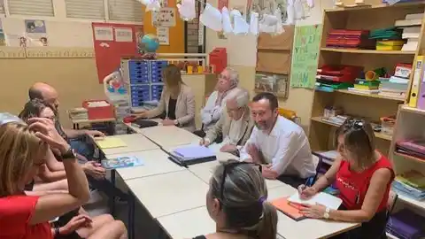 Reunión en el colegio La Paz de Torrellano de Elche. Reunión en el colegio La Paz de Torrellano de Elche.