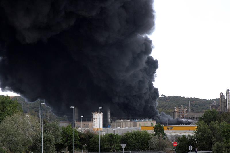 La Junta activa el Plan de Emergencias Exterior del sector químico por el incendio de Indorama en San Roque La Junta activa el Plan de Emergencias Exterior del sector químico por el incendio de Indorama en San Roque
