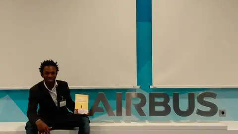 Ousman Umar posa en su visita a Airbus Ousman Umar posa en su visita a Airbus