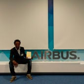 Ousman Umar posa en su visita a Airbus