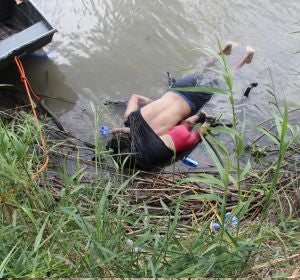 Fotografía a los cuerpos sin vida de un migrante y su hija a una orilla del Río Bravo en Matamoros Fotografía a los cuerpos sin vida de un migrante y su hija a una orilla del Río Bravo en Matamoros