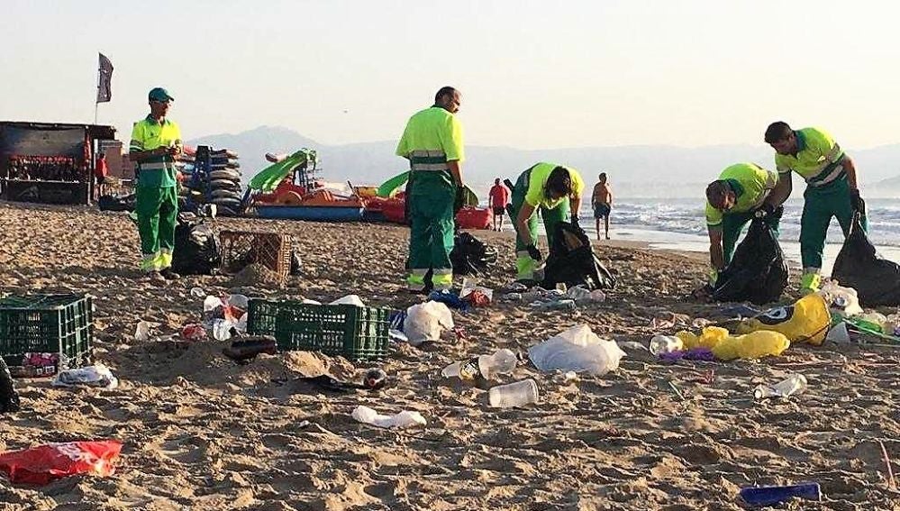 Trabajos de limpieza de una playa de Elche tras la noche de San Juan de 2019. 
