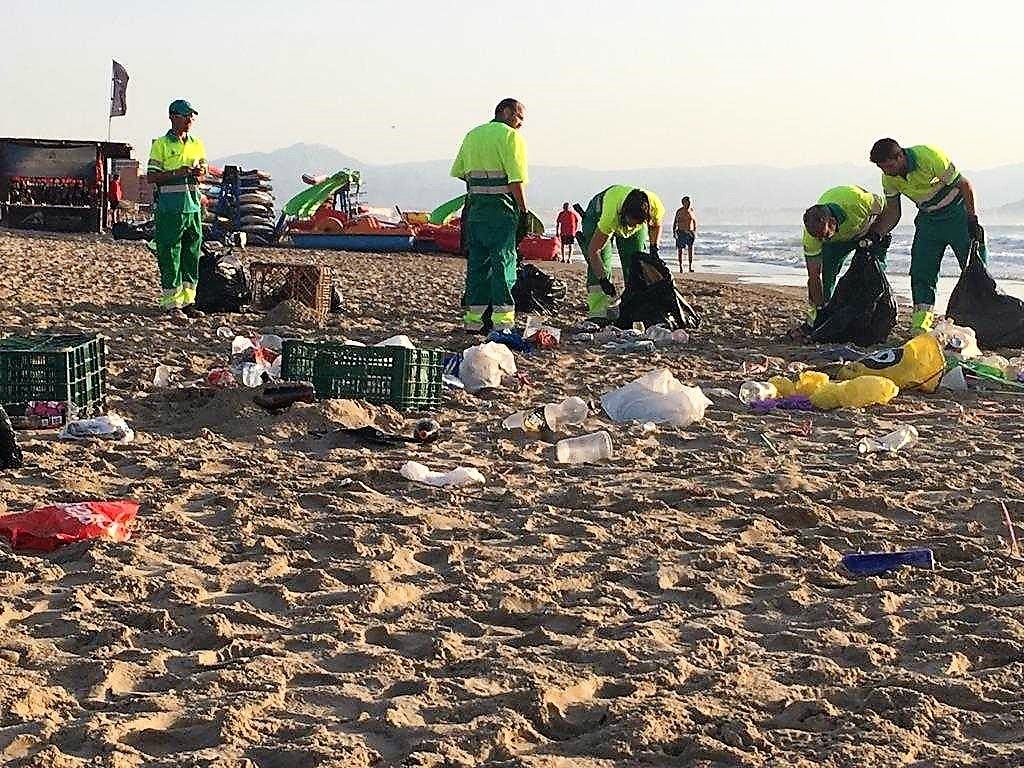 La celebración de la noche de San Juan deja en las playas de Elche más de 12 toneladas de basura La celebración de la noche de San Juan deja en las playas de Elche más de 12 toneladas de basura