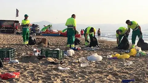 Trabajos de limpieza de una playa de Elche tras la noche de San Juan de 2019. Trabajos de limpieza de una playa de Elche tras la noche de San Juan de 2019.